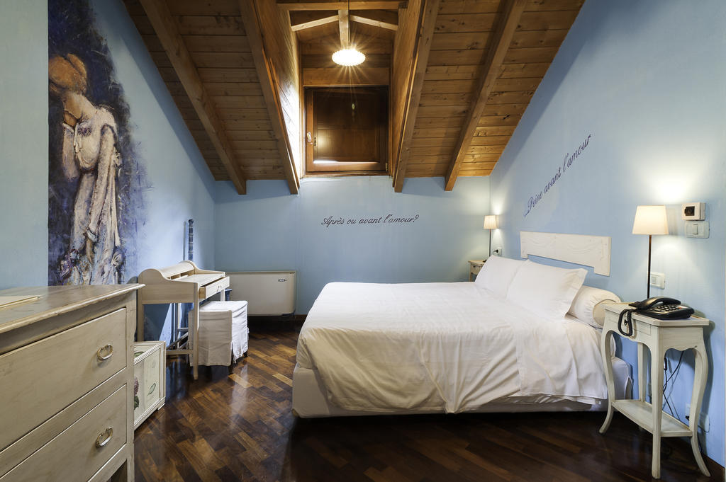 Borgo Casale Pensionat Albareto  Rum bild